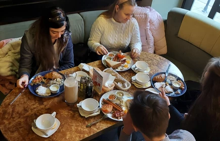 Uczestnicy wycieczki podczas "English Breakfast" w Krakowie.