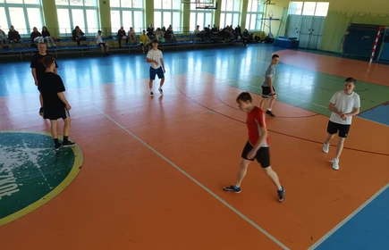 Na zdjęciu drużyny w czasie rozgrywek piłki siatkowej chłopców. Zdjęcie wykonane w Hali Sportowej CKZiU w Łapanowie.