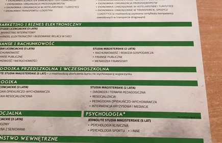 Na zdjęciu plakat promujący kierunki kształcenia Staropolskiej Szkoły Wyższej w Kielcach z filią w Myślenicach i filią w Bochni.