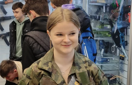 Uczennica kl. 1 TAw - Zuzanna Kaczmarczyk w sklepie z militariami.