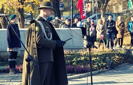 Uroczystości pod pomnikiem &#34;Poległym za wolność 1914-1920&#34;.