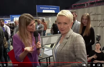 Na zdjęciu od lewej: Prezenterka i pani dyrektor Dorota Matlęga.