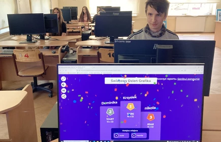 Na zdjęciu uczniowie kl. 1 TB rozwiązują quiz na platformie Kahoot. Na pierwszym planie Krzysztof Wójtowicz, który pierwsze miejsce w tej konkurencji.