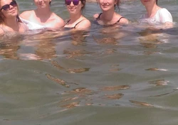 grupa kobiet stojących w wodzie