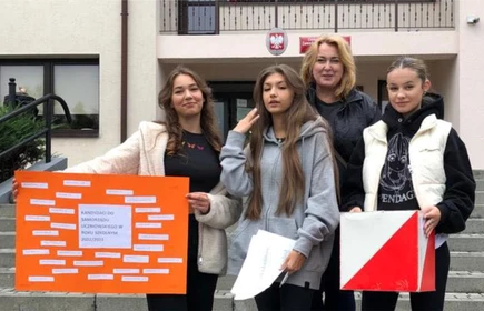Członkowie Komisji Skrutacyjnej wraz z p. Ewą Drozd - opiekunem Samorządu Uczniowskiego na tle budynku A CKZiU w Łapanowie.