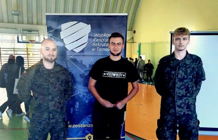 Na zdjęciu przedstawiciele Wojskowego Centrum Rekrutacji w Tarnowie oraz uczeń klasy 4 BP - Adam Kubisztal.