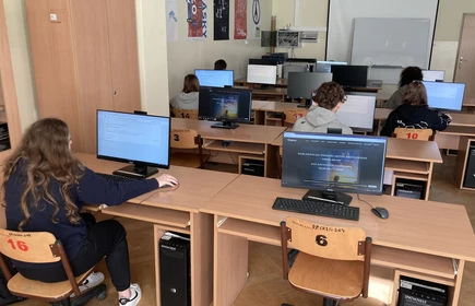 Na zdjęciu uczniowie CKZiU w Łapanowie podczas rozwiązywania testu konkursowego online. Zdjęcia wykonane w pracowni komputerowej.