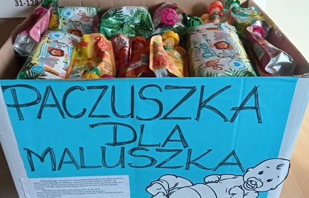 Zdjęcie przedstawia paczki z produktami dla dzieci zgromadzonymi w ramach ubiegłorocznej akcji „Paczuszka dla maluszka” przeprowadzonej w CKZiU w Łapanowie.