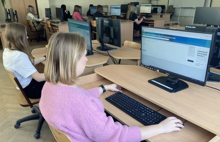 Na zdjęciu uczennice kl. 3 TA podczas XII Ogólnopolskiego Konkursu Wiedzy o Podatkach rozwiązują test on-line. Zdjęcie wykonane w pracowni komputerowej CKZiU w Łapanowie.