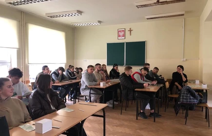Na zdjęciu pani Sabina Zdebska i uczniowie klas czwartych CKZiU w Łapanowie uczestniczący w spotkaniu z pracownikiem naukowym Staropolskiej Szkoły Wyższej w Kielcach z filią w Myślenicach i filią w Bochni. Zdjęcie wykonane w budynku &#34;B&#34; CKZiU w Łapanowie.