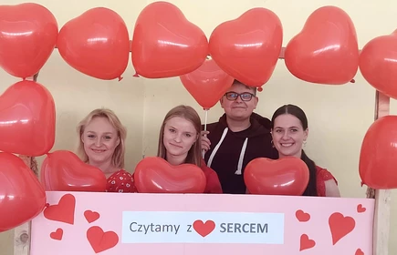 Na zdjęciu uczniowie CKZiU w Łapanowie podczas Akcji "Czytamy z Sercem". Zdjęcie wykonane w Hali Sportowej CKZiU w Łapanowie.