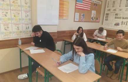 Uczestnicy konkursu w czasie rozwiązywania quizu.