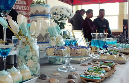 Torty, deserki, ciasteczka stanowiące element stoiska gastronomiczno-cukierniczego.
