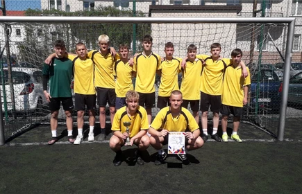 Na zdjęciu drużyna CKZiU w Łapanowie w składzie: Jakub Schwenk (1T), Cyprian Sobczyk (1B), Eryk Stokłosa (2TAw), Wojciech Paszkot (3TA), Jakub Janus, Filip Gadzina, Nikodem Surowiec, Kamil Kądziela (3TB), Bartosz Nowak (3TC), Bartosz Hybel (4TB). Fotografia wykonana na Orliku w Bochni.