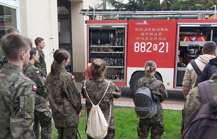 Na zdjęciu uczniowie klas o profilu wojskowym podczas zajęć praktycznych na terenie Jednostki Wojskowej w Kłaju. 