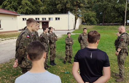 Na zdjęciu uczniowie klas o profilu wojskowym podczas zajęć praktycznych na terenie Jednostki Wojskowej w Kłaju. 