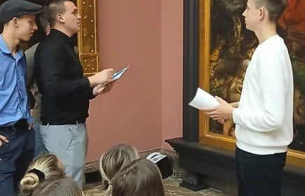 Na zdjęciu uczniowie CKZiU w Łapanowie podczas lekcji muzealnej „Język sztuki, analiza dzieła” w Muzeum Narodowym w Krakowie, oddział w Sukiennicach.