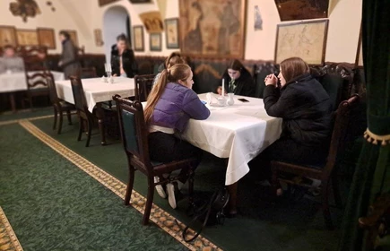 Na zdjęciu uczestnicy wycieczki w Jamie Michalika.