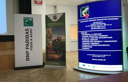 Na zdjęciu ścianki reklamowe promujące Małopolski Ośrodek Doradztwa Rolniczego w Karniowicach oraz Bank BNP Paribas.