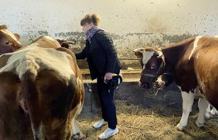 Na zdjęciu pani Barbara Rychel i krowy rasy zachowawczej polskiej czerwonej 