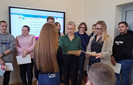 Na zdjęciu wręczenie nagród i dyplomów  uczestnikom przez panią dyrektor Dorotę Matlęgę, panią Ewę Sudziarską o panią Lucynę Zajd.
