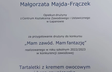 Na zdjęciu dyplom pani Małgorzaty Majda-Frączek za przygotowanie uczennic do konkursu "Mam zawód. Mam fantazję". 