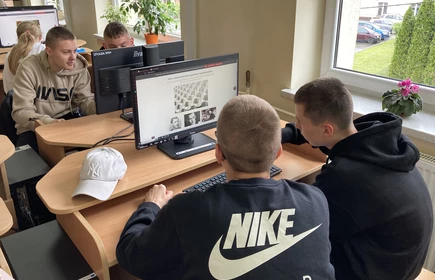 Fotografia barwna wykonana w budynku „B” CKZiU w Łapanowie, w sali komputerowej nr 8. Na zdjęciu uczniowie klasy I TC podczas edukacyjnej gry online „Galeria marzeń – Zagraj w sztukę!”.
