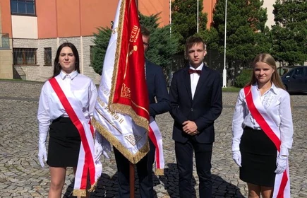 Poczet Sztandarowy CKZiU w Łapanowie przed kościołem św. Pawła Apostoła w Bochni.