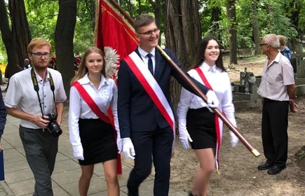 Poczet Sztandarowy CKZiU w Łapanowie podczas uroczystości na cmentarzu św. Rozalii w Bochni. 