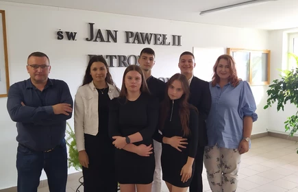 Na zdjęciu Dyrektor Szkoły - p. Jarosław Marzec, Opiekun SU - p. Ewa Drozd i Zarząd SU. Zdjęcie wykonane w budynku &#34;A&#34; CKZiU w Łapanowie.