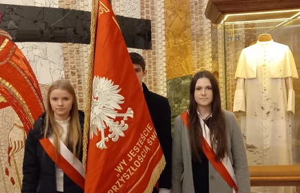 Poczet Sztandarowy CZKiU w Łapanowie. Od lewej: Barbara Wiśniowska, Jan Żak, Maria Pacek.