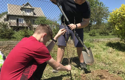 Na zdjęciu uczniowie kierunku technik rolnik sadzą drzewa wiśni w ramach realizacji projektu Tradycyjny Sad.