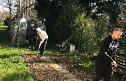 Na zdjęciu uczniowie kierunku technik rolnik wykonują prace polowe - prace w szklarni.