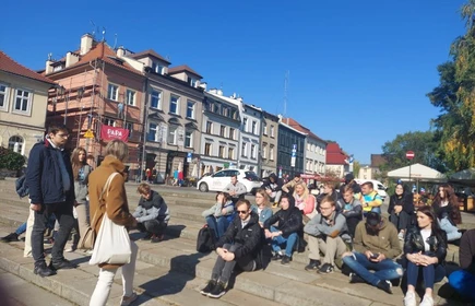 Na zdjęciu uczestnicy wycieczki wraz z przewodnikiem na Krakowskim Kazimierzu.
