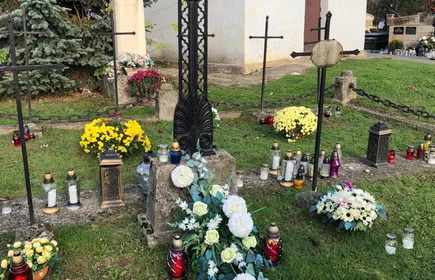 Zdjęcie grobów znajdujących się na cmentarzu w Łapanowie.