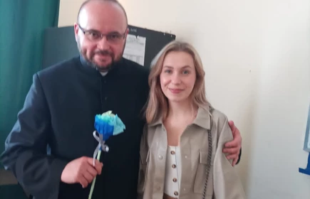 Na zdjęciu od lewej: ks. Sławomir Chwałek i uczennica Aneta Kaja. Zdjęcie wykonane w CKZiU w Łapanowie. 