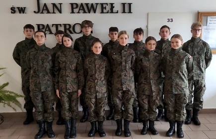 Na zdjęciu uczniowie klasy 1TAw o profilu wojskowym w nowych mundurach. Zdjęcie wykonano na w budynku „A” CKZiU w Łapanowie.