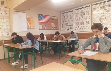 Uczestnicy konkursu w czasie rozwiązywania quizu.