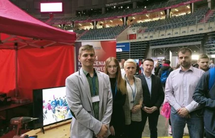Na zdjęciu od lewej: Patryk Bzdyl, Wiktoria Piwowarczyk, pani dyrektor Dorota Matlęga, Pan Rafał Ignacyk i Pan Paweł Wójcik. 