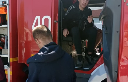 Uczniowie w wozie strażackim.