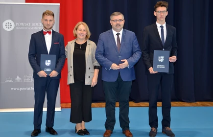 Od lewej: Mariusz Młyński, Pani Olga Mleczko, Starosta Bocheński - Pan Adam Korta, Michał Trzósło. Fot. Martyna Stańdo.