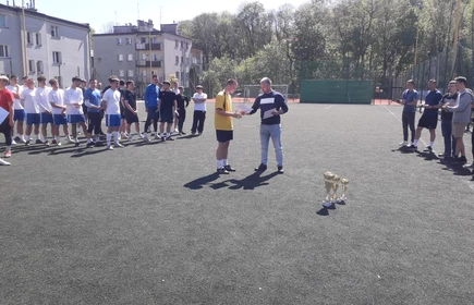 Na zdjęciu uczeń CKZiU w Łapanowie - odbiera dyplom za zdobycie 3 miejsca w powiatowym turnieju piłki nożnej. Fotografia wykonana na Orliku w Bochni.