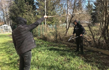 Na zdjęciu uczniowie kierunku technik rolnik wykonują prace polowe - przygotowanie poletek demonstracyjnych.