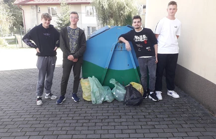 Na zdjęciu uczniowie CKZiU w Łapanowie podczas 31. edycji Akcji Sprzątanie Świata. Fotografia barwna.