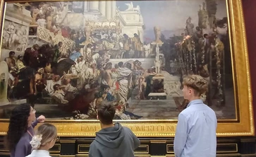 Na zdjęciu uczniowie CKZiU w Łapanowie podczas lekcji muzealnej „Język sztuki, analiza dzieła” w Muzeum Narodowym w Krakowie, oddział w Sukiennicach.
