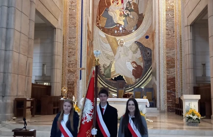 Poczet Sztandarowy CZKiU w Łapanowie. Od lewej: Barbara Wiśniowska, Jan Żak, Maria Pacek.
