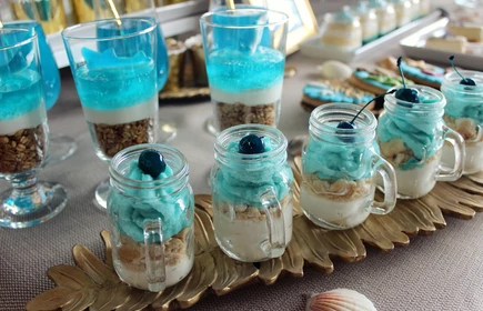 Torty, deserki, ciasteczka stanowiące element stoiska gastronomiczno-cukierniczego.