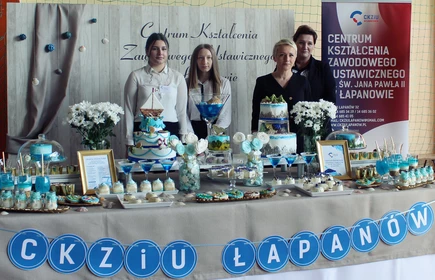 Na zdjęciu od lewej: Malarczyk, Katarzyna Bzdyl, Pani Dyrektor Dorota Matlęga, Pani Małgorzata Majda-Frączek na tle stoiska gastronimiczno-cukierniczego promującego naszą szkołę.