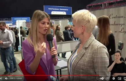 Na zdjęciu od lewej: Prezenterka i pani dyrektor Dorota Matlęga.