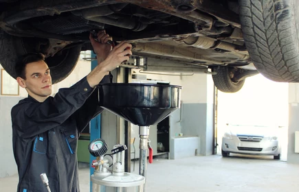 Na zdjęciu uczeń kształcący się w zawodzie mechanik pojazdów samochodowych